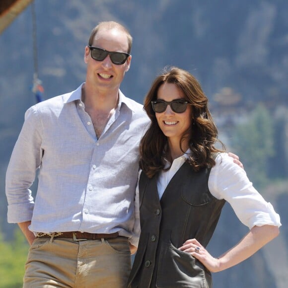 Kate Middleton et le prince William ont fait une halte à mi-chemin, à un temple, lors de leur trek de près de trois heures le 15 avril 2016 au Bhoutan pour atteindre le monastère bouddhiste Taktshang, dit "la tanière du tigre", berceau du bouddhisme au Bhoutan surplombant la vallée de Paro, à l'avant-dernier jour de leur tournée royale en Inde et au Bhoutan.