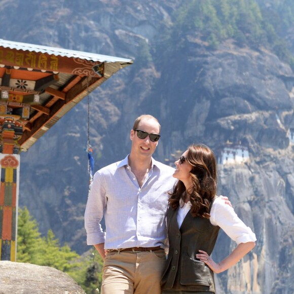 Kate Middleton et le prince William ont fait une halte à mi-chemin, à un temple, lors de leur trek de près de trois heures le 15 avril 2016 au Bhoutan pour atteindre le monastère bouddhiste Taktshang, dit "la tanière du tigre", berceau du bouddhisme au Bhoutan surplombant la vallée de Paro, à l'avant-dernier jour de leur tournée royale en Inde et au Bhoutan.