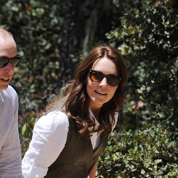 Kate Middleton et le prince William ont fait une halte à mi-chemin, à un temple, lors de leur trek de près de trois heures le 15 avril 2016 au Bhoutan pour atteindre le monastère bouddhiste Taktshang, dit "la tanière du tigre", berceau du bouddhisme au Bhoutan surplombant la vallée de Paro, à l'avant-dernier jour de leur tournée royale en Inde et au Bhoutan.