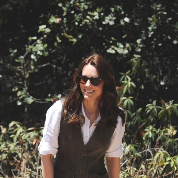 Kate Middleton et le prince William ont fait une halte à mi-chemin, à un temple, lors de leur trek de près de trois heures le 15 avril 2016 au Bhoutan pour atteindre le monastère bouddhiste Taktshang, dit "la tanière du tigre", berceau du bouddhisme au Bhoutan surplombant la vallée de Paro, à l'avant-dernier jour de leur tournée royale en Inde et au Bhoutan.