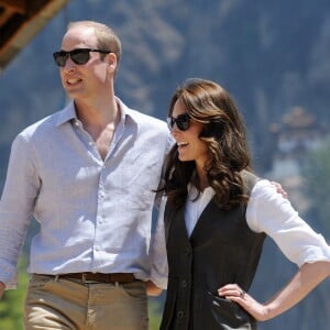 Kate Middleton et le prince William ont fait une halte à mi-chemin, à un temple, lors de leur trek de près de trois heures le 15 avril 2016 au Bhoutan pour atteindre le monastère bouddhiste Taktshang, dit "la tanière du tigre", berceau du bouddhisme au Bhoutan surplombant la vallée de Paro, à l'avant-dernier jour de leur tournée royale en Inde et au Bhoutan.