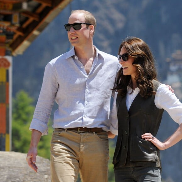 Kate Middleton et le prince William ont fait une halte à mi-chemin, à un temple, lors de leur trek de près de trois heures le 15 avril 2016 au Bhoutan pour atteindre le monastère bouddhiste Taktshang, dit "la tanière du tigre", berceau du bouddhisme au Bhoutan surplombant la vallée de Paro, à l'avant-dernier jour de leur tournée royale en Inde et au Bhoutan.