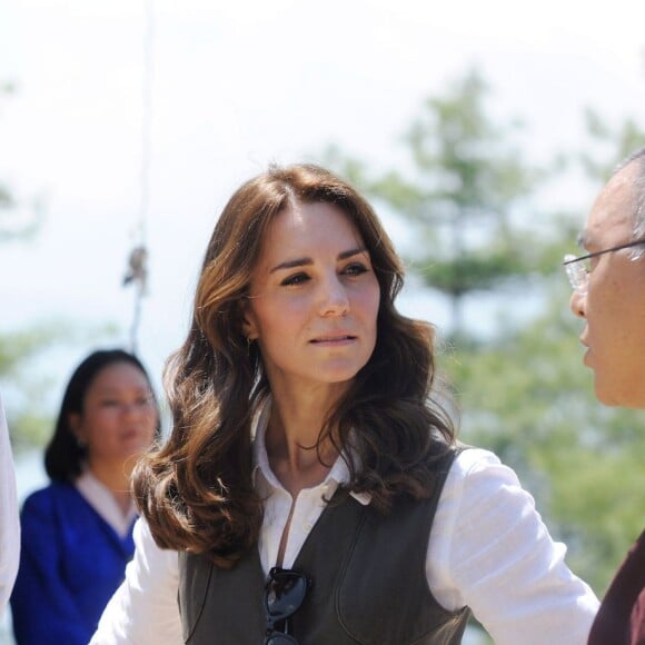 Kate Middleton et le prince William ont fait une halte à mi-chemin, à un temple, lors de leur trek de près de trois heures le 15 avril 2016 au Bhoutan pour atteindre le monastère bouddhiste Taktshang, dit "la tanière du tigre", berceau du bouddhisme au Bhoutan surplombant la vallée de Paro, à l'avant-dernier jour de leur tournée royale en Inde et au Bhoutan.