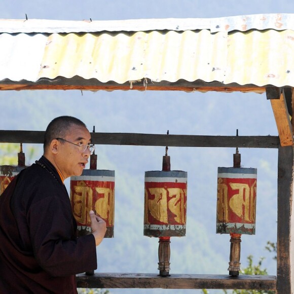 Kate Middleton et le prince William ont fait une halte à mi-chemin, à un temple, lors de leur trek de près de trois heures le 15 avril 2016 au Bhoutan pour atteindre le monastère bouddhiste Taktshang, dit "la tanière du tigre", berceau du bouddhisme au Bhoutan surplombant la vallée de Paro, à l'avant-dernier jour de leur tournée royale en Inde et au Bhoutan.