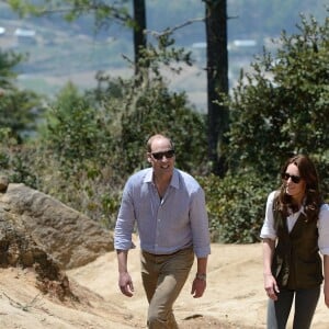 Kate Middleton et le prince William ont effectué un trek de près de trois heures le 15 avril 2016 au Bhoutan pour atteindre le monastère bouddhiste Taktshang, dit "la tanière du tigre", berceau du bouddhisme au Bhoutan surplombant la vallée de Paro, à l'avant-dernier jour de leur tournée royale en Inde et au Bhoutan.