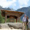 Kate Middleton et le prince William ont effectué un trek de près de trois heures le 15 avril 2016 au Bhoutan pour atteindre le monastère bouddhiste Taktshang, dit "la tanière du tigre", berceau du bouddhisme au Bhoutan surplombant la vallée de Paro, à l'avant-dernier jour de leur tournée royale en Inde et au Bhoutan.