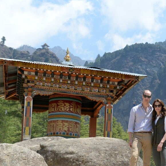 Kate Middleton et le prince William ont effectué un trek de près de trois heures le 15 avril 2016 au Bhoutan pour atteindre le monastère bouddhiste Taktshang, dit "la tanière du tigre", berceau du bouddhisme au Bhoutan surplombant la vallée de Paro, à l'avant-dernier jour de leur tournée royale en Inde et au Bhoutan.