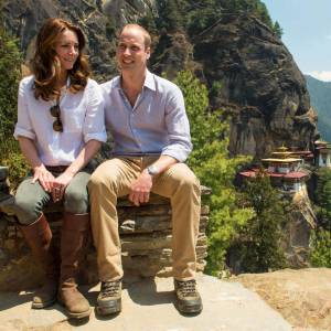 Kate Middleton et le prince William lors de leur trek de près de trois heures le 15 avril 2016 au Bhoutan pour atteindre le monastère bouddhiste Taktshang, dit "la tanière du tigre", berceau du bouddhisme au Bhoutan surplombant la vallée de Paro, à l'avant-dernier jour de leur tournée royale en Inde et au Bhoutan.