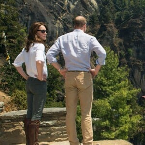 Kate Middleton et le prince William lors de leur trek de près de trois heures le 15 avril 2016 au Bhoutan pour atteindre le monastère bouddhiste Taktshang, dit "la tanière du tigre", berceau du bouddhisme au Bhoutan surplombant la vallée de Paro, à l'avant-dernier jour de leur tournée royale en Inde et au Bhoutan.