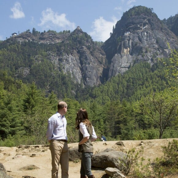 Kate Middleton et le prince William lors de leur trek de près de trois heures le 15 avril 2016 au Bhoutan pour atteindre le monastère bouddhiste Taktshang, dit "la tanière du tigre", berceau du bouddhisme au Bhoutan surplombant la vallée de Paro, à l'avant-dernier jour de leur tournée royale en Inde et au Bhoutan.