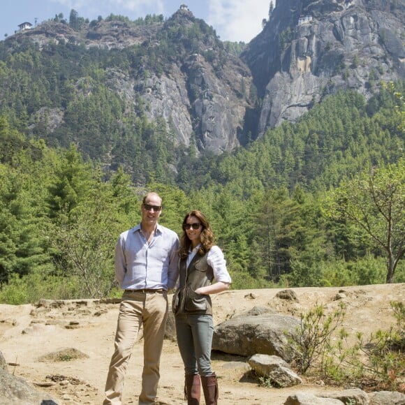 Kate Middleton et le prince William lors de leur trek de près de trois heures le 15 avril 2016 au Bhoutan pour atteindre le monastère bouddhiste Taktshang, dit "la tanière du tigre", berceau du bouddhisme au Bhoutan surplombant la vallée de Paro, à l'avant-dernier jour de leur tournée royale en Inde et au Bhoutan.