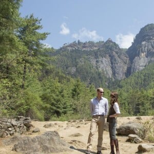 Kate Middleton et le prince William lors de leur trek de près de trois heures le 15 avril 2016 au Bhoutan pour atteindre le monastère bouddhiste Taktshang, dit "la tanière du tigre", berceau du bouddhisme au Bhoutan surplombant la vallée de Paro, à l'avant-dernier jour de leur tournée royale en Inde et au Bhoutan.