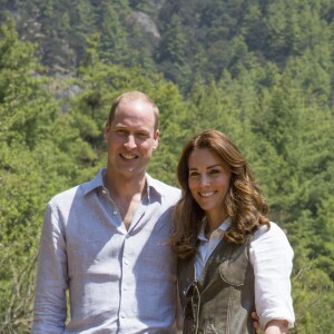 Kate Middleton et le prince William lors de leur trek de près de trois heures le 15 avril 2016 au Bhoutan pour atteindre le monastère bouddhiste Taktshang, dit "la tanière du tigre", berceau du bouddhisme au Bhoutan surplombant la vallée de Paro, à l'avant-dernier jour de leur tournée royale en Inde et au Bhoutan.