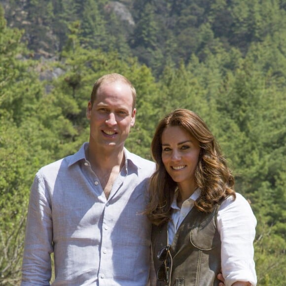 Kate Middleton et le prince William lors de leur trek de près de trois heures le 15 avril 2016 au Bhoutan pour atteindre le monastère bouddhiste Taktshang, dit "la tanière du tigre", berceau du bouddhisme au Bhoutan surplombant la vallée de Paro, à l'avant-dernier jour de leur tournée royale en Inde et au Bhoutan.