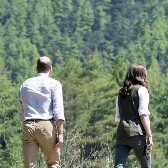 Kate Middleton et le prince William se sont lancés dans un trek de près de trois heures le 15 avril 2016 au Bhoutan pour monter jusqu'au monastère bouddhiste Taktshang, dit "la tanière du tigre", berceau du bouddhisme au Bhoutan surplombant la vallée de Paro, à l'avant-dernier jour de leur tournée royale en Inde et au Bhoutan.