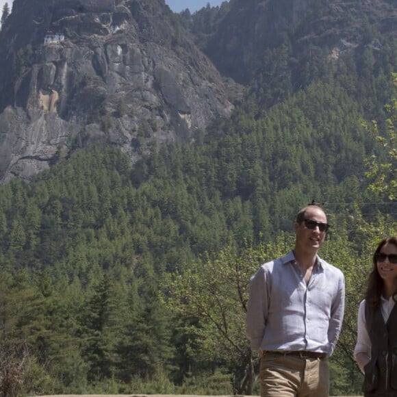 Kate Middleton et le prince William se sont lancés dans un trek de près de trois heures le 15 avril 2016 au Bhoutan pour monter jusqu'au monastère bouddhiste Taktshang, dit "la tanière du tigre", berceau du bouddhisme au Bhoutan surplombant la vallée de Paro, à l'avant-dernier jour de leur tournée royale en Inde et au Bhoutan.