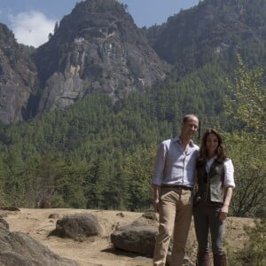 Kate Middleton et le prince William se sont lancés dans un trek de près de trois heures le 15 avril 2016 au Bhoutan pour monter jusqu'au monastère bouddhiste Taktshang, dit "la tanière du tigre", berceau du bouddhisme au Bhoutan surplombant la vallée de Paro, à l'avant-dernier jour de leur tournée royale en Inde et au Bhoutan.