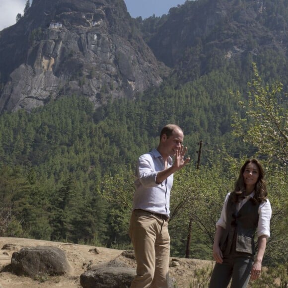 Kate Middleton et le prince William se sont lancés dans un trek de près de trois heures le 15 avril 2016 au Bhoutan pour monter jusqu'au monastère bouddhiste Taktshang, dit "la tanière du tigre", berceau du bouddhisme au Bhoutan surplombant la vallée de Paro, à l'avant-dernier jour de leur tournée royale en Inde et au Bhoutan.