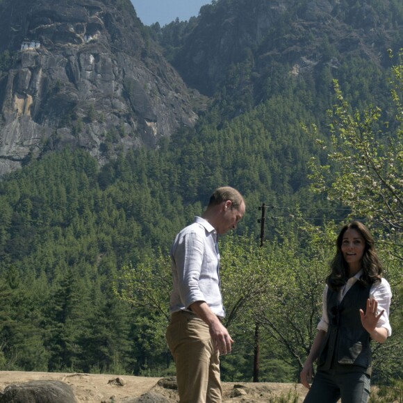 Kate Middleton et le prince William se sont lancés dans un trek de près de trois heures le 15 avril 2016 au Bhoutan pour monter jusqu'au monastère bouddhiste Taktshang, dit "la tanière du tigre", berceau du bouddhisme au Bhoutan surplombant la vallée de Paro, à l'avant-dernier jour de leur tournée royale en Inde et au Bhoutan.
