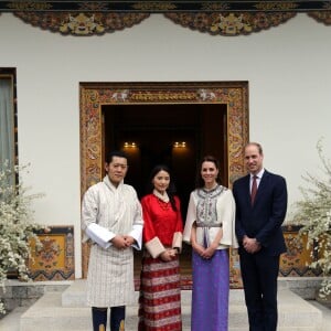 Le prince William, duc de Cambridge, et Kate Catherine Middleton, duchesse de Cambridge, arrivent à la cérémonie de bienvenue au monastère Tashichhodzong à Thimphu, à l'occasion de leur voyage au Bhoutan. Le couple princier sera reçu en audience privée par le roi Jigme Khesar Namgyel Wangchuck et la reine Jetsun Pema. Le 14 avril 2016  Prince William, Duke of Cambridge and Catherine, Duchess of Cambridge pose with King Jigme Khesar Namgyel Wangchuck and Queen Jetsun Pem at a ceremonial welcome and audience at TashichhoDong on April 14, 2016 in Thimphu, Bhutan.14/04/2016 - Thimphu