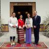 Le prince William, duc de Cambridge, et Kate Catherine Middleton, duchesse de Cambridge, arrivent à la cérémonie de bienvenue au monastère Tashichhodzong à Thimphu, à l'occasion de leur voyage au Bhoutan. Le couple princier sera reçu en audience privée par le roi Jigme Khesar Namgyel Wangchuck et la reine Jetsun Pema. Le 14 avril 2016  Prince William, Duke of Cambridge and Catherine, Duchess of Cambridge pose with King Jigme Khesar Namgyel Wangchuck and Queen Jetsun Pem at a ceremonial welcome and audience at TashichhoDong on April 14, 2016 in Thimphu, Bhutan.14/04/2016 - Thimphu