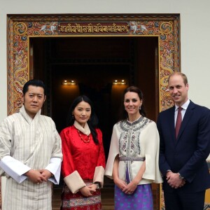 Le prince William, duc de Cambridge, et Kate Catherine Middleton, duchesse de Cambridge, arrivent à la cérémonie de bienvenue au monastère Tashichhodzong à Thimphu, à l'occasion de leur voyage au Bhoutan. Le couple princier sera reçu en audience privée par le roi Jigme Khesar Namgyel Wangchuck et la reine Jetsun Pema. Le 14 avril 2016  Prince William, Duke of Cambridge and Catherine, Duchess of Cambridge pose with King Jigme Khesar Namgyel Wangchuck and Queen Jetsun Pem at a ceremonial welcome and audience at TashichhoDong on April 14, 2016 in Thimphu, Bhutan.14/04/2016 - Thimphu