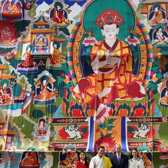 Le prince William, duc de Cambridge, et Kate Catherine Middleton, duchesse de Cambridge, arrivent à la cérémonie de bienvenue au monastère Tashichhodzong à Thimphu, à l'occasion de leur voyage au Bhoutan. Le couple princier sera reçu en audience privée par le roi Jigme Khesar Namgyel Wangchuck et la reine Jetsun Pema. Le 14 avril 2016  Prince William, Duke of Cambridge and Catherine, Duchess of Cambridge pose with King Jigme Khesar Namgyel Wangchuck and Queen Jetsun Pem at a ceremonial welcome and audience at TashichhoDong on April 14, 2016 in Thimphu, Bhutan.14/04/2016 - Thimphu