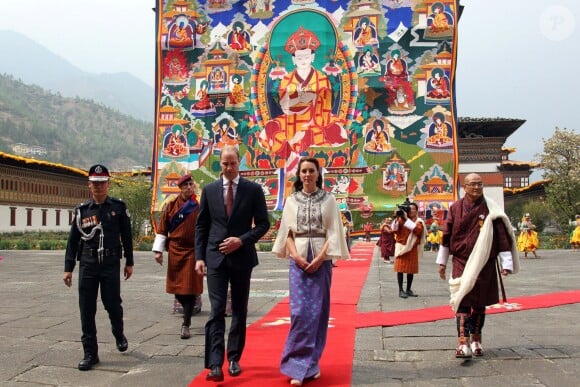 Le prince William, duc de Cambridge, et Kate Catherine Middleton, duchesse de Cambridge, arrivent à la cérémonie de bienvenue au monastère Tashichhodzong à Thimphu, à l'occasion de leur voyage au Bhoutan. Le couple princier sera reçu en audience privée par le roi Jigme Khesar Namgyel Wangchuck et la reine Jetsun Pema. Le 14 avril 2016  Prince William, Duke of Cambridge and Catherine, Duchess of Cambridge arrive at a ceremonial welcome and audience at TashichhoDong on April 14, 2016 in Thimphu, Bhutan.14/04/2016 - Thimphu