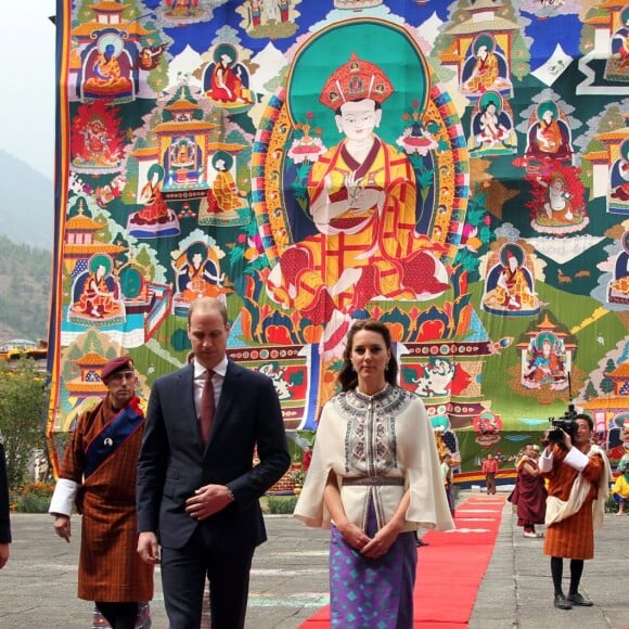 Le prince William, duc de Cambridge, et Kate Catherine Middleton, duchesse de Cambridge, arrivent à la cérémonie de bienvenue au monastère Tashichhodzong à Thimphu, à l'occasion de leur voyage au Bhoutan. Le couple princier sera reçu en audience privée par le roi Jigme Khesar Namgyel Wangchuck et la reine Jetsun Pema. Le 14 avril 2016  Prince William, Duke of Cambridge and Catherine, Duchess of Cambridge arrive at a ceremonial welcome and audience at TashichhoDong on April 14, 2016 in Thimphu, Bhutan.14/04/2016 - Thimphu