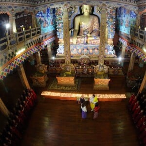 Le prince William, duc de Cambridge, et Kate Catherine Middleton, duchesse de Cambridge, arrivent à la cérémonie de bienvenue au monastère Tashichhodzong à Thimphu, à l'occasion de leur voyage au Bhoutan. Le couple princier sera reçu en audience privée par le roi Jigme Khesar Namgyel Wangchuck et la reine Jetsun Pema. Le 14 avril 2016  Prince William, Duke of Cambridge and Catherine, Duchess of Cambridge pose with King Jigme Khesar Namgyel Wangchuck and Queen Jetsun Pem visit the Golden Throne Room of the Dzong on April 14, 2016 in Thimphu, Bhutan.14/04/2016 - Thimphu