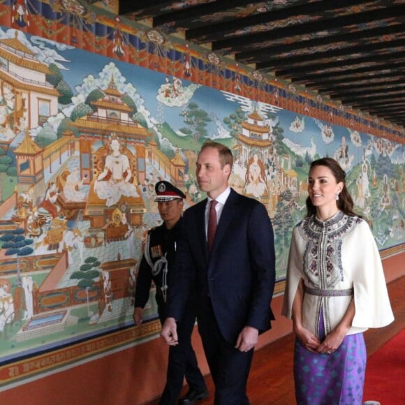 Le prince William, duc de Cambridge, et Kate Catherine Middleton, duchesse de Cambridge, arrivent à la cérémonie de bienvenue au monastère Tashichhodzong à Thimphu, à l'occasion de leur voyage au Bhoutan. Le couple princier sera reçu en audience privée par le roi Jigme Khesar Namgyel Wangchuck et la reine Jetsun Pema. Le 14 avril 2016  Prince William, Duke of Cambridge and Catherine, Duchess of Cambridge arrive at a ceremonial welcome and audience at TashichhoDong on April 14, 2016 in Thimphu, Bhutan.14/04/2016 - Thimphu