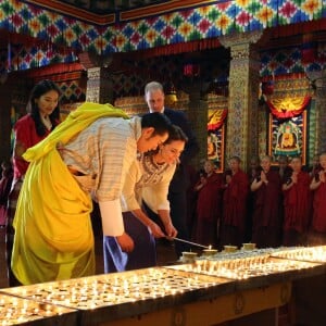 Le prince William, duc de Cambridge, et Kate Catherine Middleton, duchesse de Cambridge, arrivent à la cérémonie de bienvenue au monastère Tashichhodzong à Thimphu, à l'occasion de leur voyage au Bhoutan. Le couple princier sera reçu en audience privée par le roi Jigme Khesar Namgyel Wangchuck et la reine Jetsun Pema. Le 14 avril 2016  Prince William, Duke of Cambridge and Catherine, Duchess of Cambridge pose with King Jigme Khesar Namgyel Wangchuck and Queen Jetsun Pem visit the Golden Throne Room of the Dzong on April 14, 2016 in Thimphu, Bhutan.14/04/2016 - Thimphu