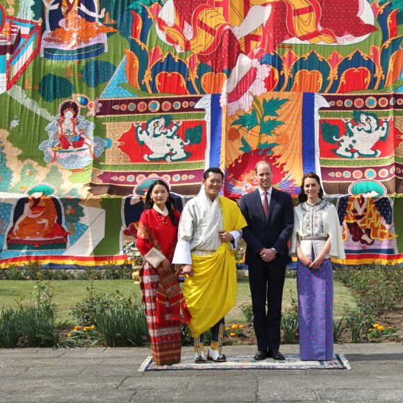 Le prince William, duc de Cambridge, et Kate Catherine Middleton, duchesse de Cambridge, arrivent à la cérémonie de bienvenue au monastère Tashichhodzong à Thimphu, à l'occasion de leur voyage au Bhoutan. Le couple princier sera reçu en audience privée par le roi Jigme Khesar Namgyel Wangchuck et la reine Jetsun Pema. Le 14 avril 2016  Prince William, Duke of Cambridge and Catherine, Duchess of Cambridge pose with King Jigme Khesar Namgyel Wangchuck and Queen Jetsun Pem at a ceremonial welcome and audience at TashichhoDong on April 14, 2016 in Thimphu, Bhutan.14/04/2016 - Thimphu