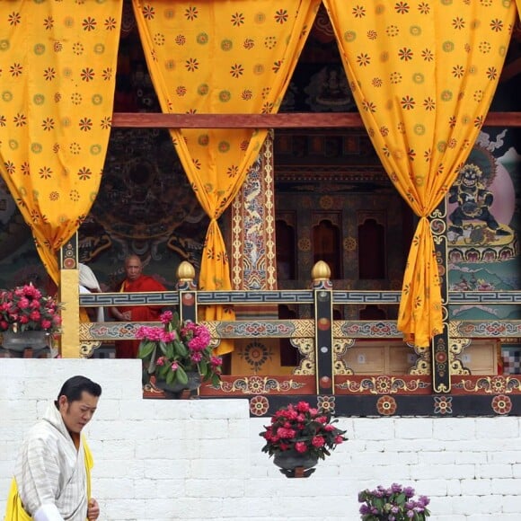 Le prince William, duc de Cambridge, et Kate Catherine Middleton, duchesse de Cambridge, arrivent à la cérémonie de bienvenue au monastère Tashichhodzong à Thimphu, à l'occasion de leur voyage au Bhoutan. Le couple princier sera reçu en audience privée par le roi Jigme Khesar Namgyel Wangchuck et la reine Jetsun Pema. Le 14 avril 2016  Prince William, Duke of Cambridge and Catherine, Duchess of Cambridge with King Jigme Khesar Namgyel Wangchuck and Queen Jetsun Pem at a ceremonial welcome and audience at TashichhoDong on April 14, 2016 in Thimphu, Bhutan.14/04/2016 - Thimphu