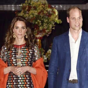 Le prince William, duc de Cambridge, et Kate Catherine Middleton, duchesse de Cambridge, quittent l'hôtel Taj Tashi à Thimphou, pour se rendre au dîner privé avec le roi Jigme Khesar Namgyel Wangchuck et la reine Jetsun Pema, au palais Lingkana à Paro. Le 14 avril 2016  13th April 2016 Thimphu Bhutan Britain's Prince William and Catherine, Duchess of Cambridge, attend a private dinner with Their Majesties The King and Queen of Bhutan.14/04/2016 - 