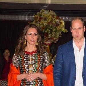 Le prince William, duc de Cambridge, et Kate Catherine Middleton, duchesse de Cambridge, quittent l'hôtel Taj Tashi à Thimphou, pour se rendre au dîner privé avec le roi Jigme Khesar Namgyel Wangchuck et la reine Jetsun Pema, au palais Lingkana à Paro. Le 14 avril 2016  The Duke and Duchess of Cambridge leave the Taj Tashi hotel, in Thimphu, Bhutan, to attend a dinner with King Jigme Khesar Namgyel Wangchuck and Queen Jetsun Pema on day five of the royal tour to India and Bhutan.14/04/2016 - Paro