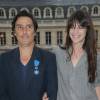 Yvan Attal pose avec Charlotte Gainsbourg, après avoir reçu les insignes de chevalier de l'Ordre National du mérite au ministère de la Culture à Paris le 19 juin 2013