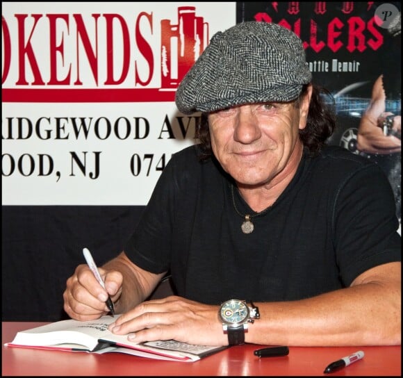 Brian Johnson de AC/DC en dédicace de son autobiographie Rockers and Rollers dans le New Jersey le 26 mai 2011