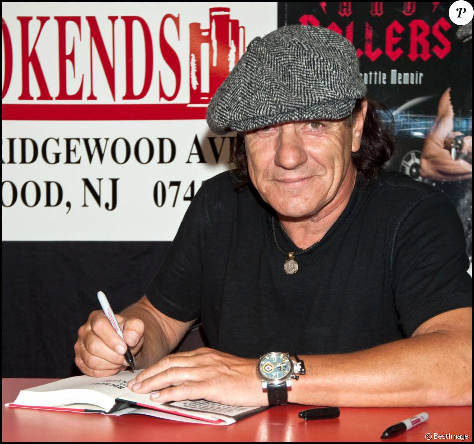 Brian Johnson de AC/DC en dédicace de son autobiographie Rockers and