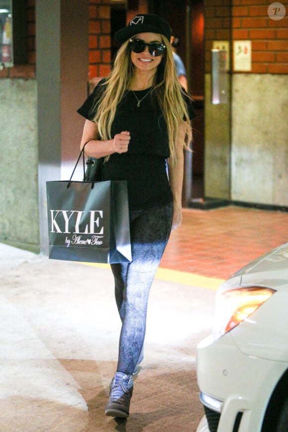 Carmen Electra fait du shopping à Beverly Hills, le 1er juillet 2015.