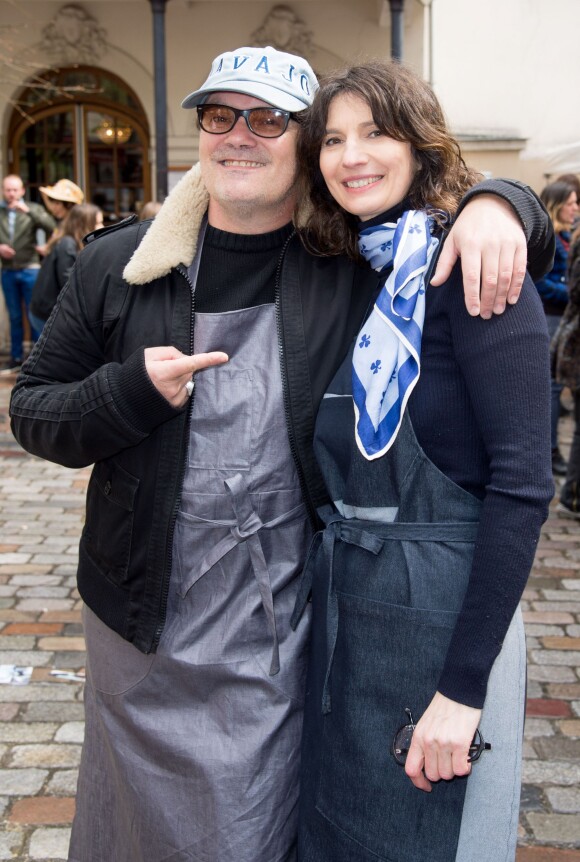 Axel Bauer et la créatrice Zélia lors de la présentation de la Collection de Tabliers Zezette by Montmartre, a Paris le 17 Avril 2016.