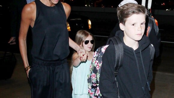 Victoria Beckham et ses enfants Romeo, Cruz et Harper à l'aéroport LAX. Los Angeles, le 17 avril 2016.