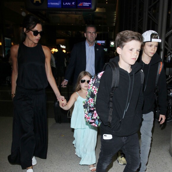 Victoria Beckham à l'aéroport LAX de Los Angeles avec sa fille Harper et ses fils Cruz et Romeo le 18 avril 2016.