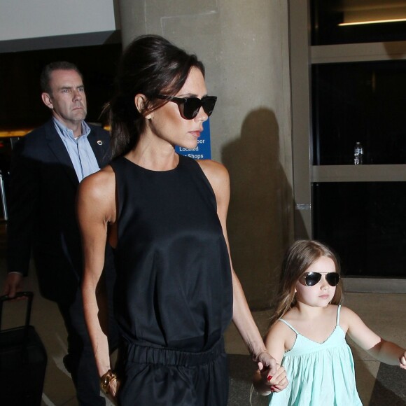 Victoria Beckham à l'aéroport LAX de Los Angeles avec sa fille Harper et ses fils Cruz et Romeo le 18 avril 2016.