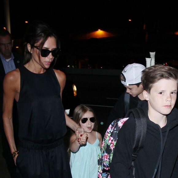 Victoria Beckham à l'aéroport LAX de Los Angeles avec sa fille Harper et ses fils Cruz et Romeo le 18 avril 2016.