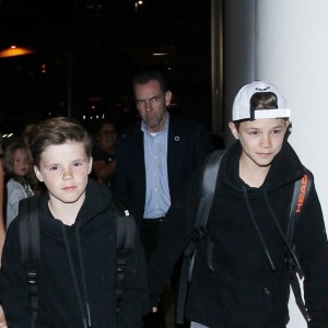 Victoria Beckham à l'aéroport LAX de Los Angeles avec sa fille Harper et ses fils Cruz et Romeo le 18 avril 2016.