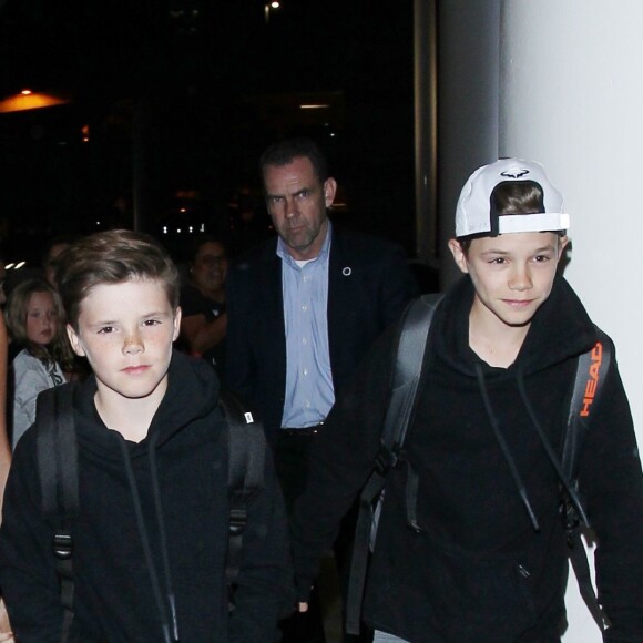 Victoria Beckham à l'aéroport LAX de Los Angeles avec sa fille Harper et ses fils Cruz et Romeo le 18 avril 2016.