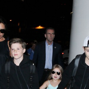 Victoria Beckham à l'aéroport LAX de Los Angeles avec sa fille Harper et ses fils Cruz et Romeo le 18 avril 2016.