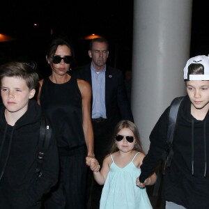 Victoria Beckham à l'aéroport LAX de Los Angeles avec sa fille Harper et ses fils Cruz et Romeo le 18 avril 2016.