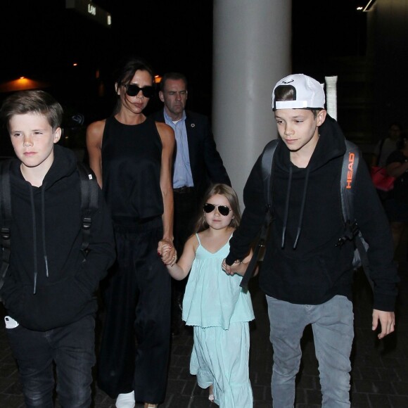 Victoria Beckham à l'aéroport LAX de Los Angeles avec sa fille Harper et ses fils Cruz et Romeo le 18 avril 2016.